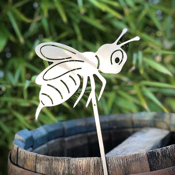 Abeille ne métal