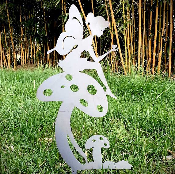 Fée en métal sur un champignon